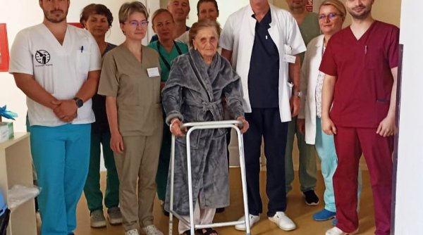 O pacientă în vârstă de 100 de ani a părăsit Spitalul Județean Cluj complet vindecată. 