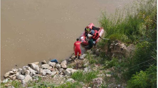Operaţiune dramatică de salvare: Doi tineri au căzut cu maşina în Someş