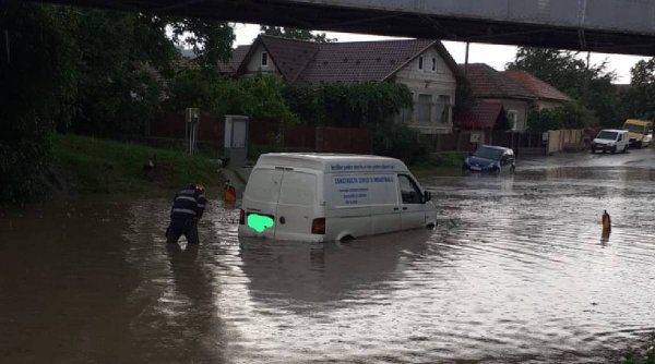 Ploile au făcut prăpăd în Vâlcea! Inundații masive în localităţile Drăgăşani şi Suteşti. Autoritățile locale, de negăsit