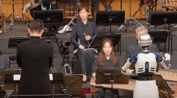 Un robot umanoid a dirijat Orchestra Națională din Coreea de Sud. Imaginile au ajuns virale