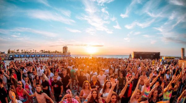 A început Neversea 2023, cel mai mare festival care se desfăşoară pe o plajă din Europa. Cât a costat organizarea ediției din acest an