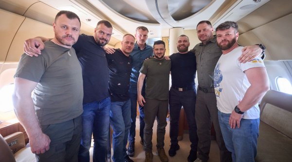 Comandanţii batalionului Azov, eliberaţi de ruşi şi obligaţi să rămână în Turcia, s-au întors în Ucraina cu preşedintele Volodimir Zelenski