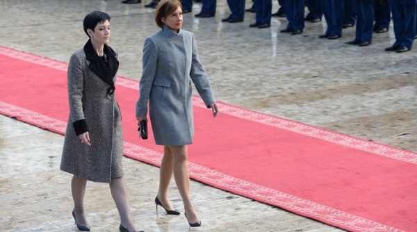 Cine e femeia care nu lipsește de lângă președintele Iohannis