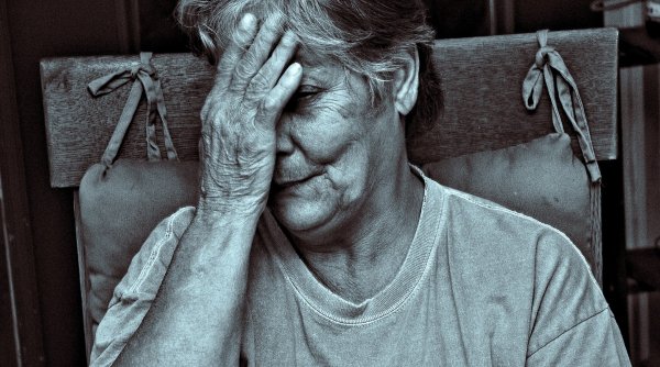 Situaţie dramatică la 12 cămine de bătrâni din Argeş | Ce nereguli au ieşit la iveală după controale