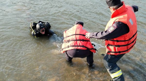 Un bărbat a murit înecat în lacul Izvorul Muntelui din Neamț. Tânărul ar fi intrat în apă după o minge