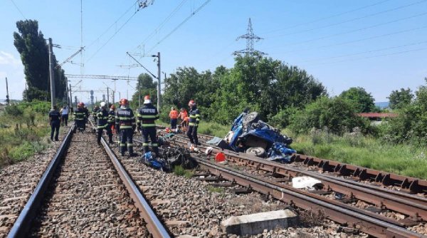 Mașină distrusă de tren, la Bacău! Doi copii și părinții lor au murit pe loc | Mama era însărcinată și abia luase permisul