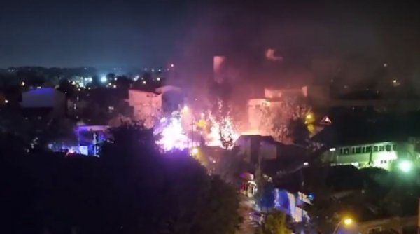 Incendiu puternic în sectorul 5 din Bucureşti. Intervenţie de urgență a pompierilor 