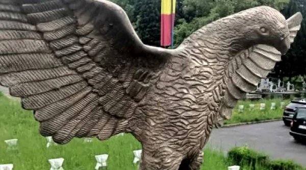Doi tineri din Sălaj, arestați după ce au furat și vândut vulturul din bronz de pe monumentul din Cimitirul Eroilor din Zalău