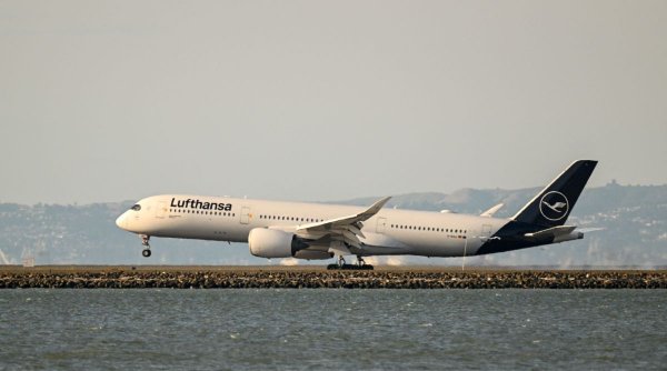 Pilotul unui zbor Lufthansa a desenat pe cer un mesaj pentru cei care i-au interzis aterizarea în Italia | 