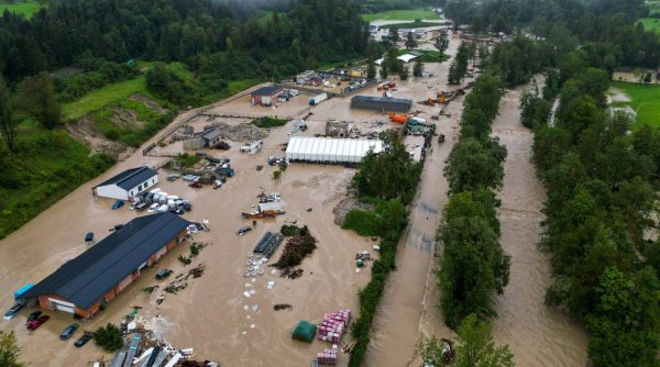 Cel puțin trei persoane au murit și alte câteva mii au fost evacuate în urma inundațiilor din Slovenia: 