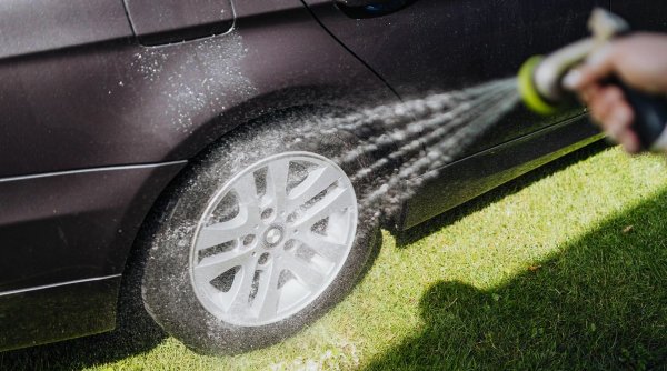 Amenzi usturătoare pentru şoferii români care își spală mașina în fața casei sau a blocului. Sancţiunea diferă în funcţie de oraş