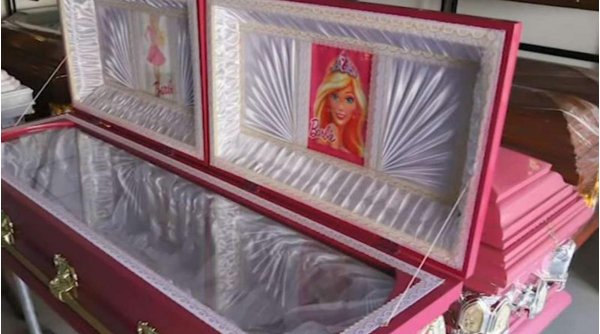 O firmă de pompe funebre vinde sicrie roz cu păpușa Barbie 