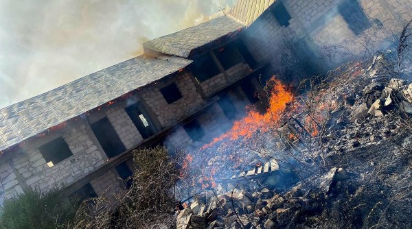 Incendiu uriaş la Mănăstirea Delta Neajlovului. Preotul a văzut flăcările şi a sunat la 112