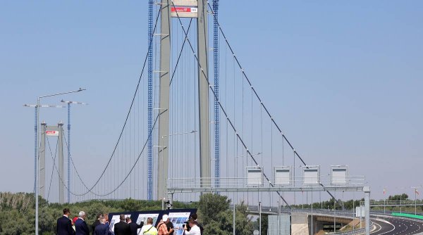 Podul suspendat peste Dunăre, deschis cu mare fast, a rezistat doar o lună. Au apărut denivelări în asfalt