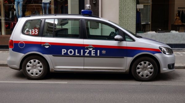 Un român s-a luat la bătaie cu o patrulă de poliţişti austrieci, la semafor. A încercat să-l muşte pe unul dintre agenţi