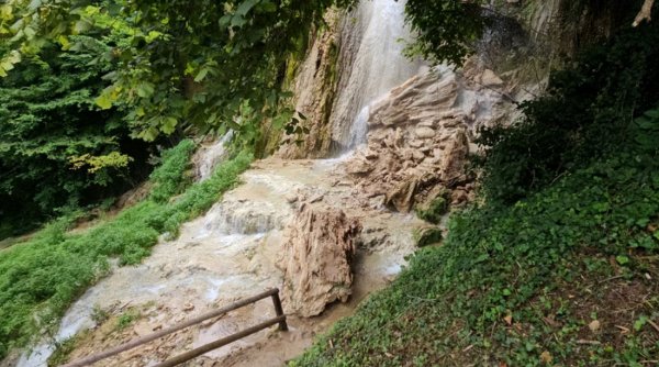 O cascadă din România s-a prăbușit chiar în locul ocupat adesea de turiști
