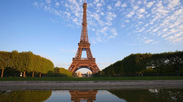 turisti turnul eiffel blocati influenta alcoolului
