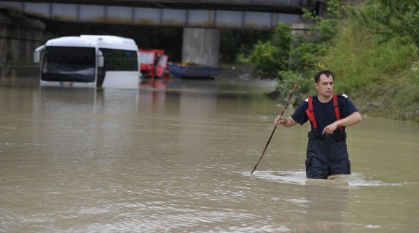 Alertă hidrologică: E cod roșu de inundații! Viituri şi depăşiri ale cotelor de apărare