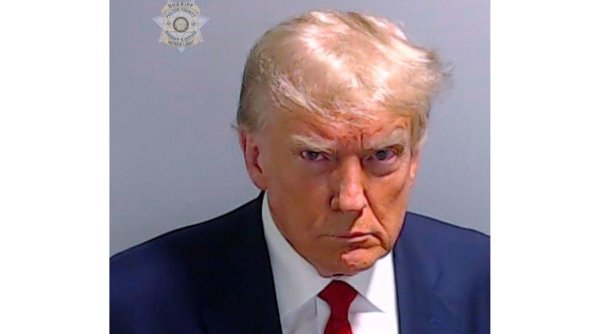 Donald Trump s-a predat! A fost fotografiat și a primit număr de înregistrare pentru deținuți