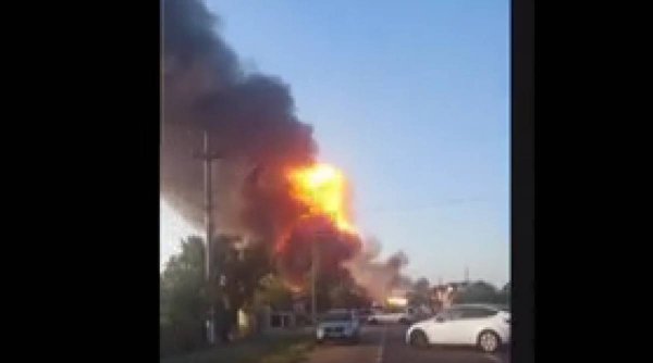 Momentul exploziei de la stația de GPL din Crevedia. Incendiul a cuprins două cisterne și o casă