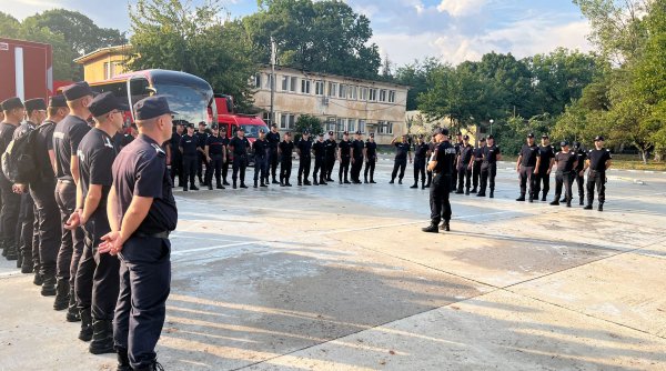 56 de pompieri români îi vor schimba pe colegii lor care sting incendiile din Grecia
