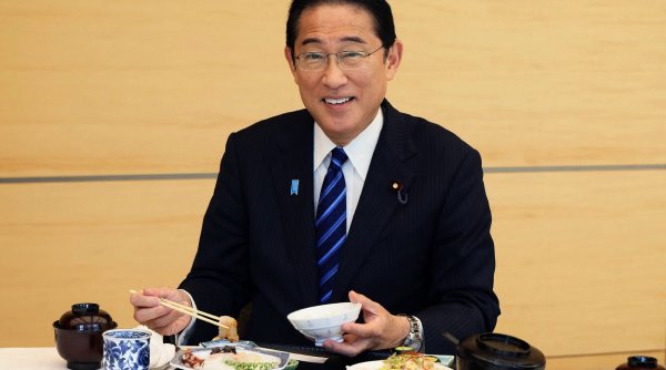 Premierul Japoniei a mâncat pește prins lângă centrala nucleară de la Fukushima, pentru a demonstra că apa nu este poluată