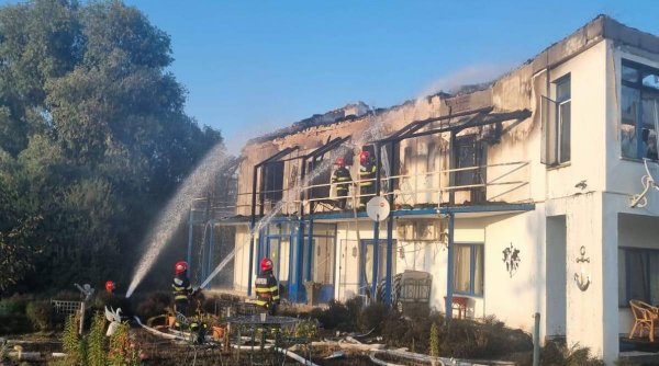 Incendiu puternic la o casă de vacanță din Tulcea. O mână criminală a fost la mijloc