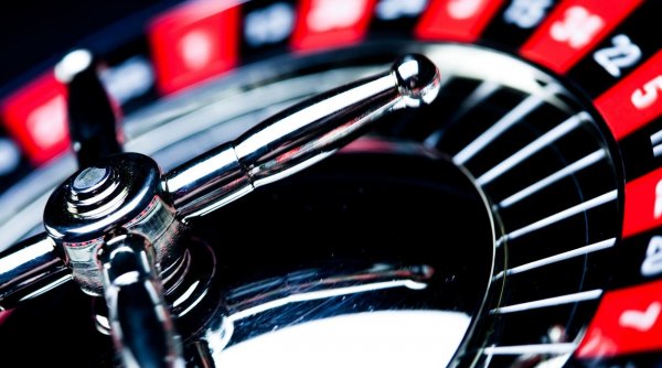 Sălile de jocuri de noroc ar putea fi mutate în afara orașelor. Proiectul de lege a trecut de Senat