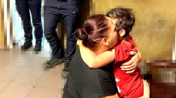 Regăsire în lacrimi între un băiețel de șapte ani și mama sa, în Constanța
