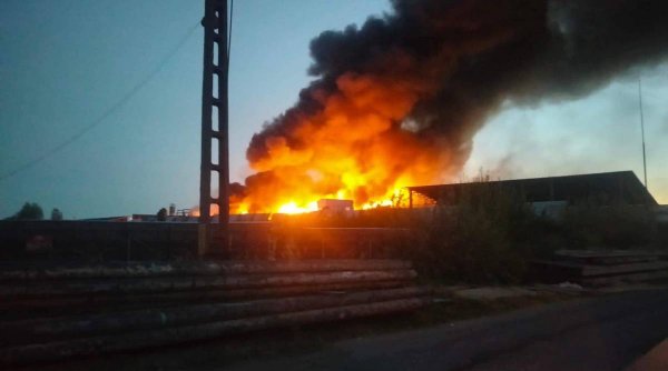 Un incendiu a izbucnit la o fabrică de mobilă din Gorj. Oamenii s-au speriat când au văzut focul uriaș si perdeaua imensă de fum. Pompierii intervin cu 2 autospeciale