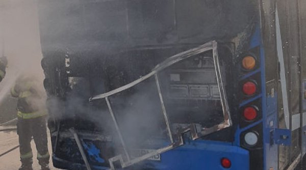 Autobuz electric în flăcări pe o stradă din Brăila. Circulația a fost oprită