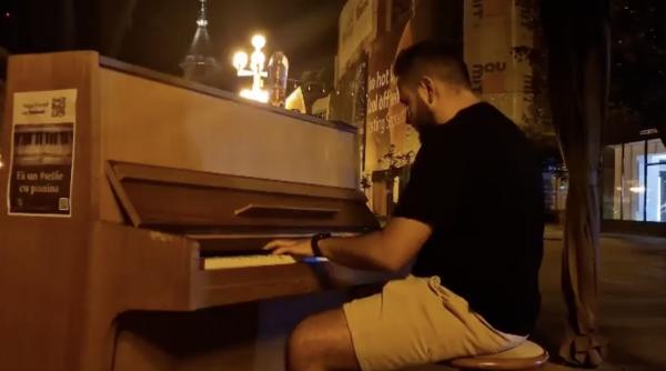 tanar surprins membrii holograf canta piata o pisa trupa noaptea strada clip viral