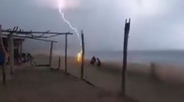 Un bărbat și o femeie au fost uciși de fulger, pe plajă. Tragedia a fost filmată