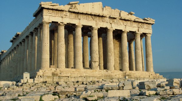 Un turist român a fost arestat pentru că ar fi vrut să fure două bucăți de marmură de pe Acropole