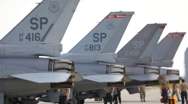 Radu Tudor: Imagini cu avioanele de luptă F16 ale Forțelor Aeriene Americane aterizate la Baza 86 Aeriană Borcea