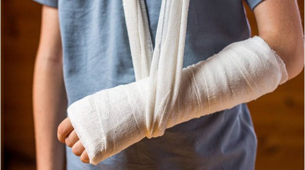 Caz revoltător la un spital din Alba Iulia: O fetiță de cinci ani avea mâna ruptă, dar i s-a recomandat unguent pentru durere