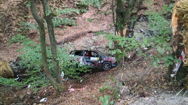 Accident grav la Raliul Clujului! O mașină a căzut într-o râpă. Pilotul și copilotul, la spital