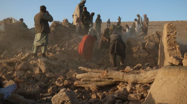 Peste 2.400 de oameni au murit, după cutremurele din Afganistan