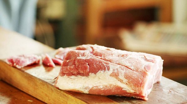 Carnea de porc, mai puțină și mai scumpă. Specialiștii avertizează că prețurile vor crește și mai mult