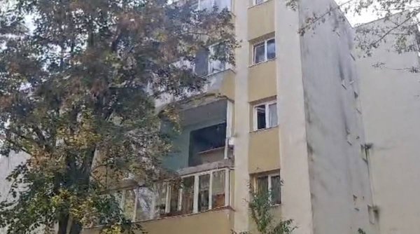Explozie într-un bloc din Târgu Mureş. Balconul apartamentului a zburat de la etajul doi. O persoană a fost rănită