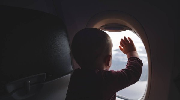 O companie aeriană va introduce zboruri cu zone fără copii. Prețul unui bilet în zona dedicată exclusiv adulților