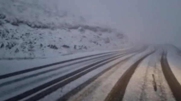 Imagini cu prima ninsoare în Transalpina | Turiştii profită de ultimul weekend în care se mai poate circula în zonă
