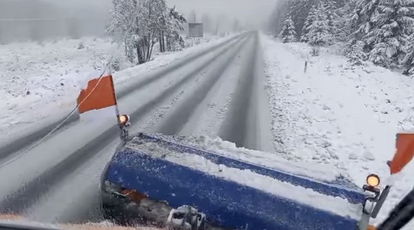 Drumuri închise și mașini blocate din cauza zăpezii. CNAIR: ”Atenție, șoferi! Se circulă în condiții de iarnă”