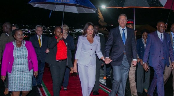 Carmen Iohannis a încălcat protocolul în timpul vizitei oficiale din Kenya. Gafa vestimentară făcută de prima doamnă a României