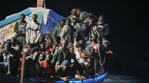 Țara care a ieșit din UE invocând valul de migranți a fost oprită de Curtea Supremă să-și deporteze azilanții în Africa. Se anunță revolte în partidul de guvernământ