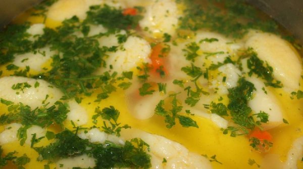 Supă de pui cu găluşte, reţeta lui Marius Manole, invitat special în bucătăria Gătit la costum