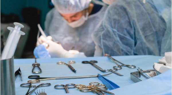 O fată de 17 ani cu o boală extrem de rară, operată cu succes la Oradea. Avea doar 40 de kilograme şi de 6 ani suferea de greţuri şi vărsături