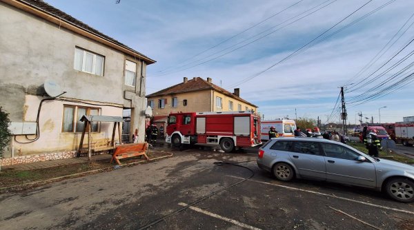 Explozie urmată de incendiu la un bloc din județul Timiș. Patru victime, printre care doi copii