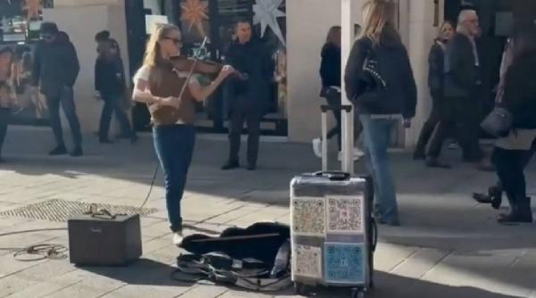 romanca senzatie canta vioara strazi italia imagini virale