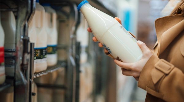 Ministrul Agriculturii avertizează că în România intră produse lactate care nu conțin, de fapt, lapte. Primul indiciu pentru alimentele contrafăcute